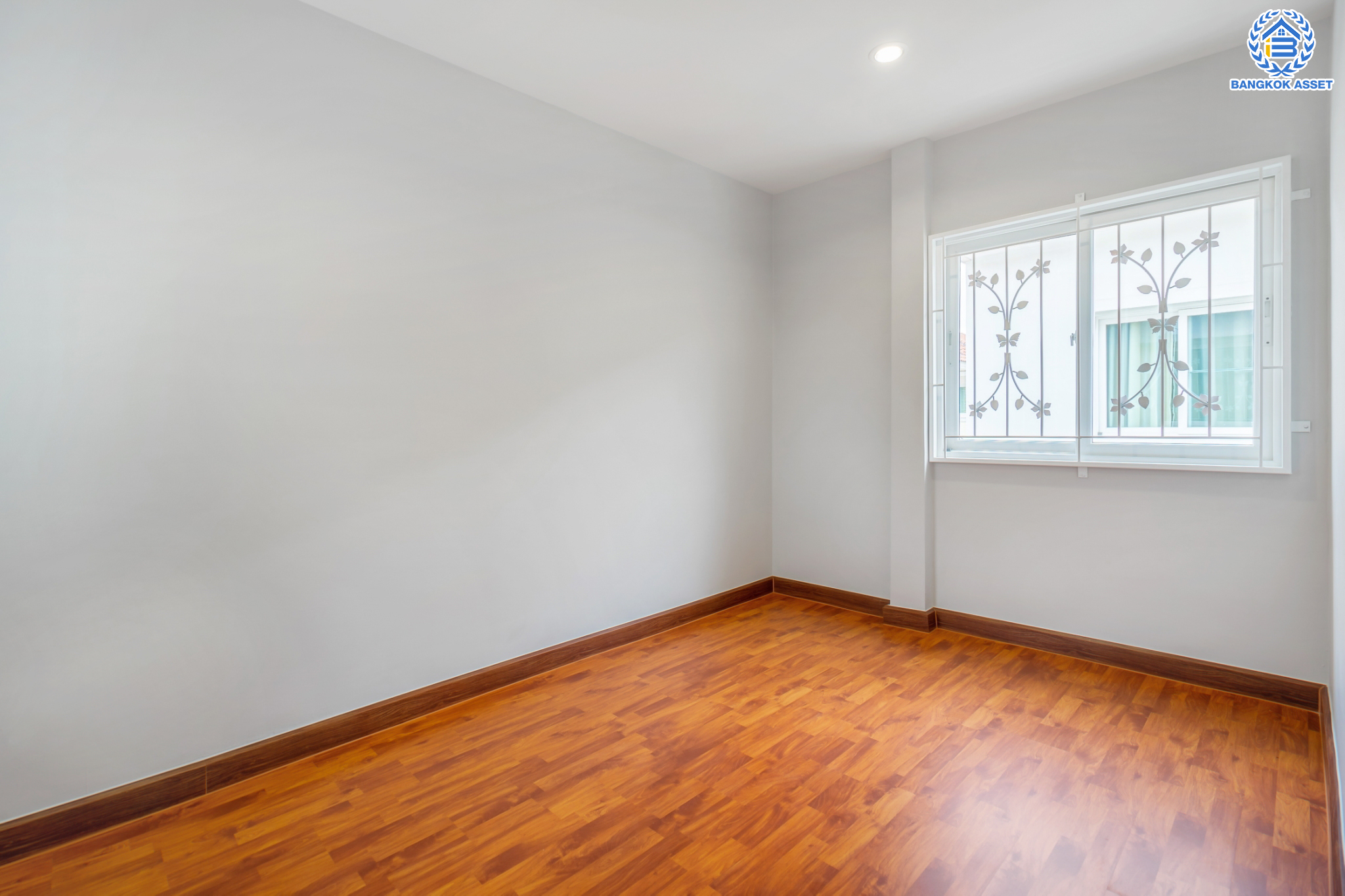 บ้านแฝดมือสองนนทบุรี ตรงข้ามสนามบินดอนเมือง ม.ศุภาลัยวิลล์ หลักสี่-ดอนเมือง หลังมุม เนื้อที่ 35.3 ตร.ว. ฟังก์ชัน 3 ห้องนอน 2 ห้องน้ำ 2 ที่จอดรถ บ้านสวยพร้อมเข้าอยู่ บนทำเลดีที่สุด! เชื่อมต่อหลายเส้นทาง ได้แก่ ถนนกำแพงเพชร6, ถนนวิภาวดีรังสิต, ถนนแจ้งวัฒนะ, ถนนสรงประภา ใกล้ทางด่วน อุตราภิมุข และรถไฟฟ้าสายสีแดง "สถานีสนามบินดอนเมือง"